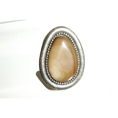 anello argentato con pietra beige centrale