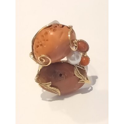  Anello con coralli e perla vera