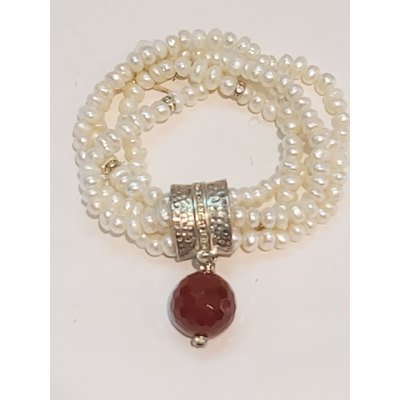  Bracciale in 4 fili di perle vere, inserti in Swarovski e ciondolo in corniola