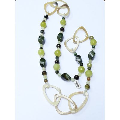  Collana lunga in pietre miste verdi e motivi in corno