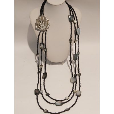  Collana lunga nera ed inserti in madreperla grigia, chiusura importante in quarzo fumè