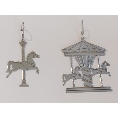  Orecchini in argento con giostra e cavalli