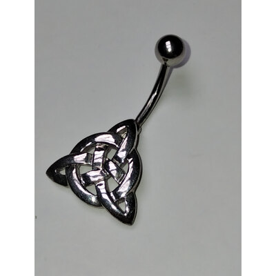 Piercing con motivo tribale
