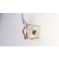 Anello quadrato in argento placcato, madreperla, zirconi e zaffiro centrale