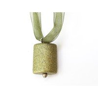 Ciondolo verde con giurocollo in taftà