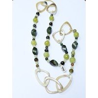 Collana lunga in pietre miste verdi e motivi in corno
