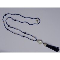 Collana lunga sottile in agata blu e perle vere con pendente centrale 
